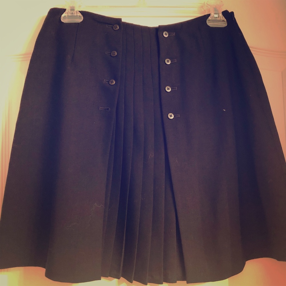 Black wool skirt w/pleated front